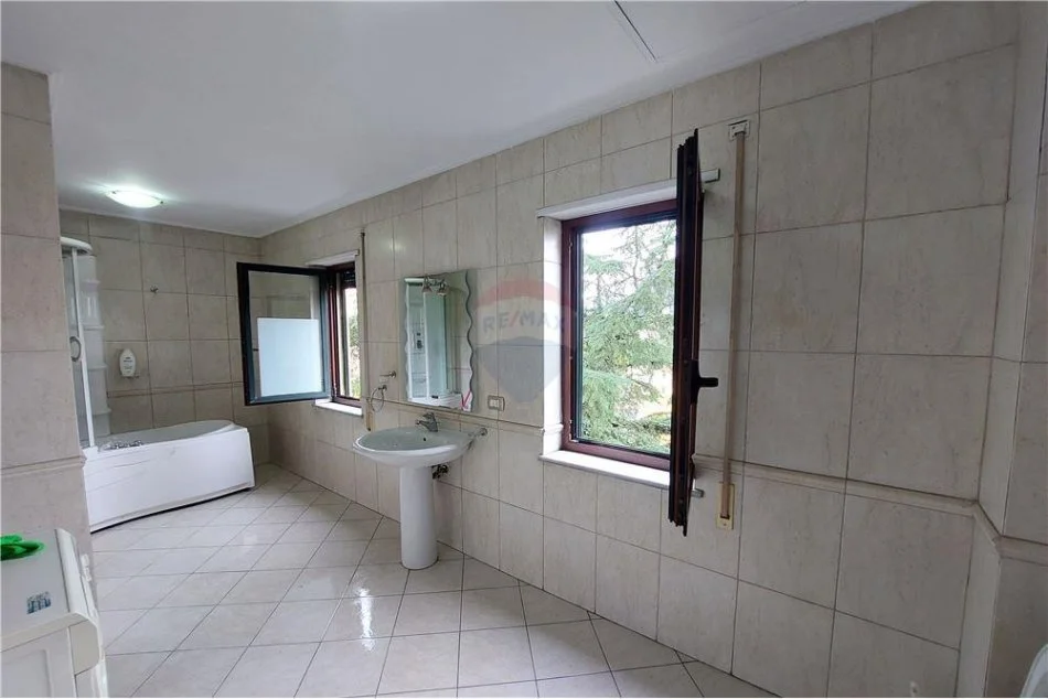 Tirane, jap me qera apartament 2+1+Aneks+Ballkon Kati 3, 130 m² 700 € (rruga e elbasanit)