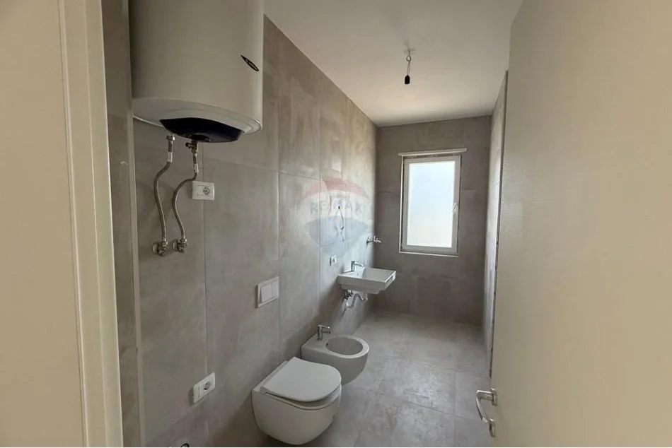 Tirane, jepet me qera apartament 2+1+Ballkon Kati 7, 97 m² 450 € (Univers City,)