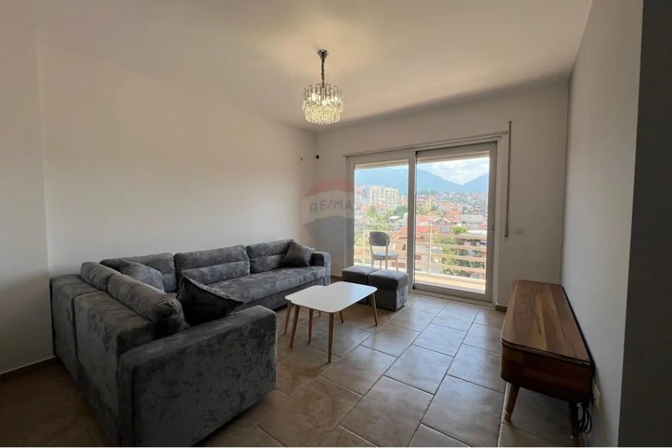 Tirane, jepet me qera apartament 2+1 Kati 1, 100 m² 600 € (prane Lion Park)