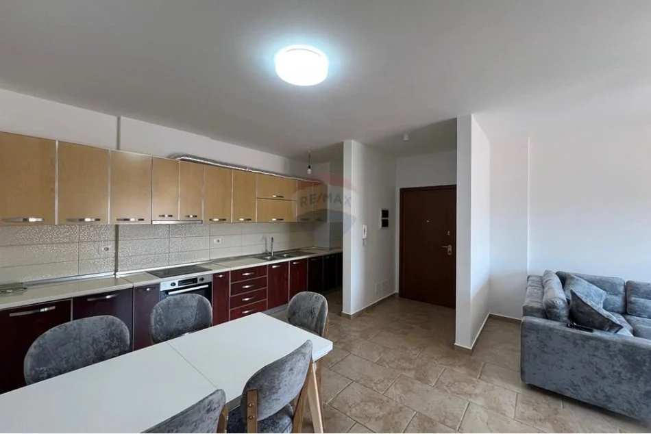 Tirane, jepet me qera apartament 2+1 Kati 1, 100 m² 600 € (prane Lion Park)