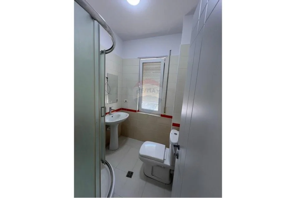 Tirane, jepet me qera apartament 2+1 Kati 1, 100 m² 600 € (prane Lion Park)
