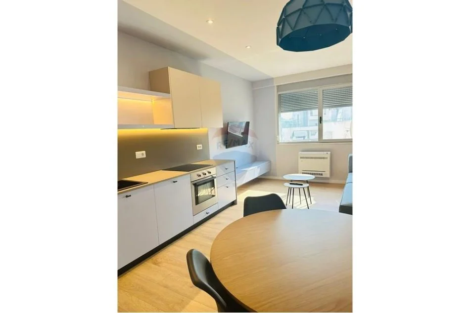 Tirane, jepet me qera apartament 2+1+Ballkon Kati 10, 700 € (Kompleksi Halili)