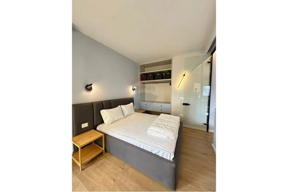 Tirane, jepet me qera apartament 2+1+Ballkon Kati 10, 700 € (Kompleksi Halili)
