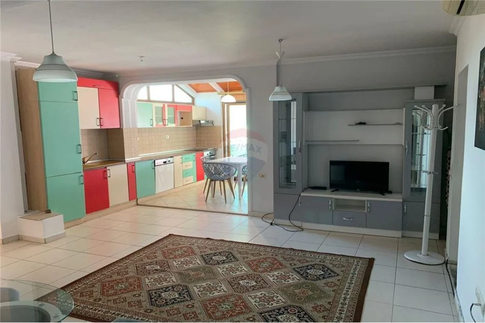 Tirane, jepet me qera apartament 1+1 Kati 8, 70 m² 500 € (Rr. Fortuzi)