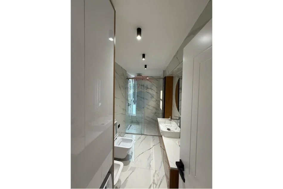 Tirane, jepet me qera apartament 1+1 Kati 2, 100 m² 1.000 € (qender)