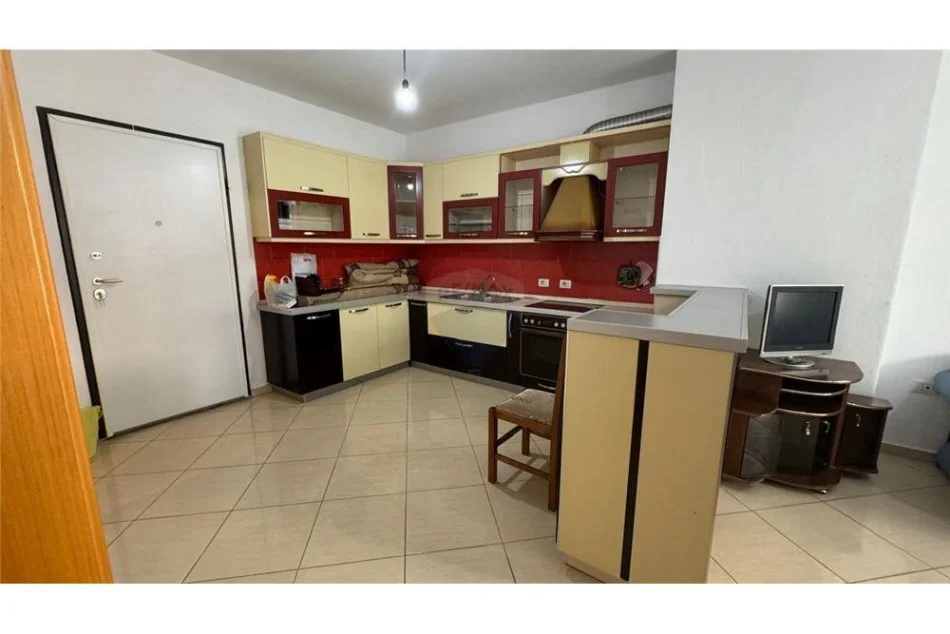 Tirane, jepet me qera apartament 1+1 Kati 1, 65 m² 300 € (Fresk)