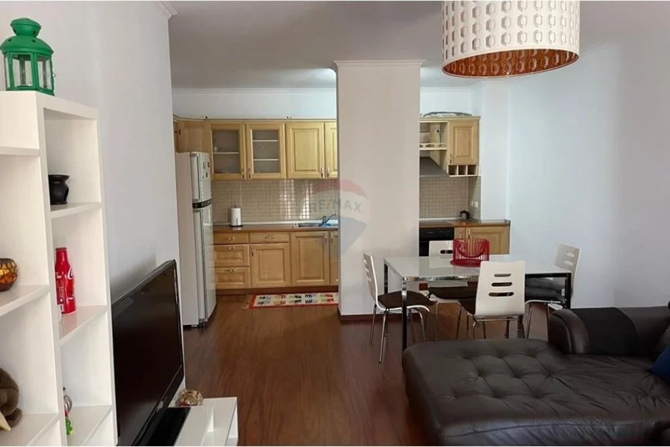 Tirane, jepet me qera 2+1 Kati 9, 110 m² 800 € (APARTAMENT 2+1+2 PER QIRA TE KOMUNA E PARISIT)