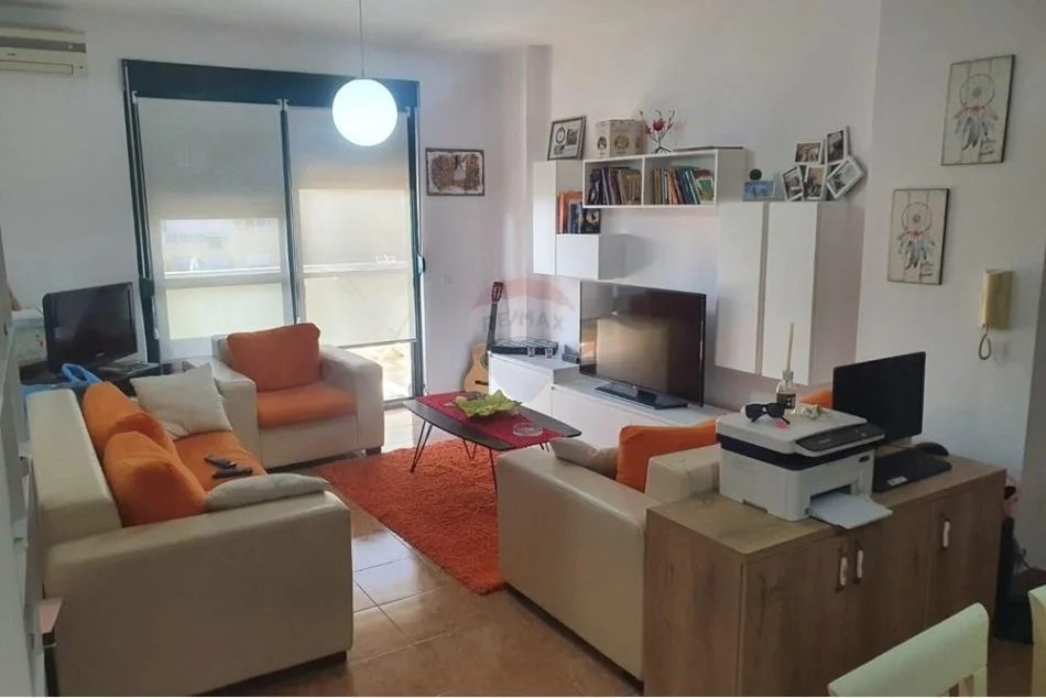 Tirane, jepet me qera apartament 3+1+Ballkon Kati 3, 101 m² 550 € (Ministria e Jashtme)