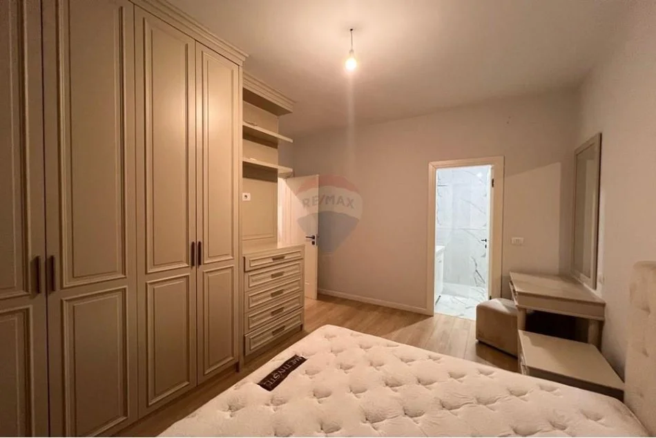 Tirane, jepet me qera apartament 3+1 Kati 3, 142 m² 1.100 € (Kopshti Botanik)