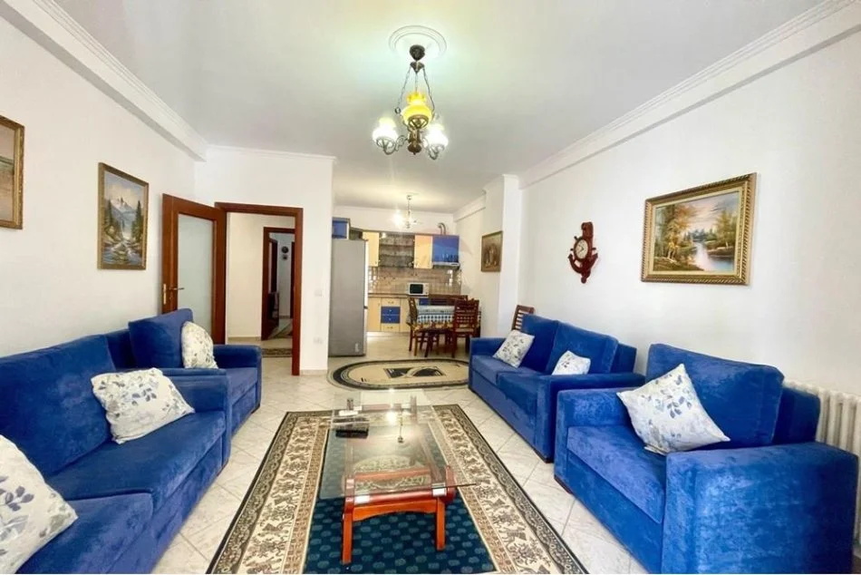 Tirane, jepet me qera apartament 2+1+Ballkon Kati 4, 120 m² 680 € (Komuna e Parisit)