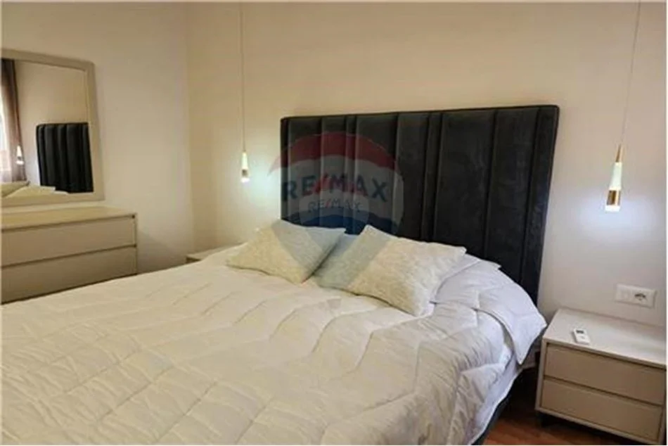 Tirane, jepet me qera apartament 2+1+Ballkon Kati 3, 900 € (Kristal)