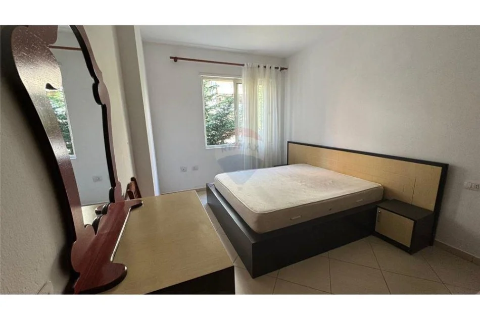 Tirane, jepet me qera apartament 1+1 Kati 1, 65 m² 300 € (Fresk)