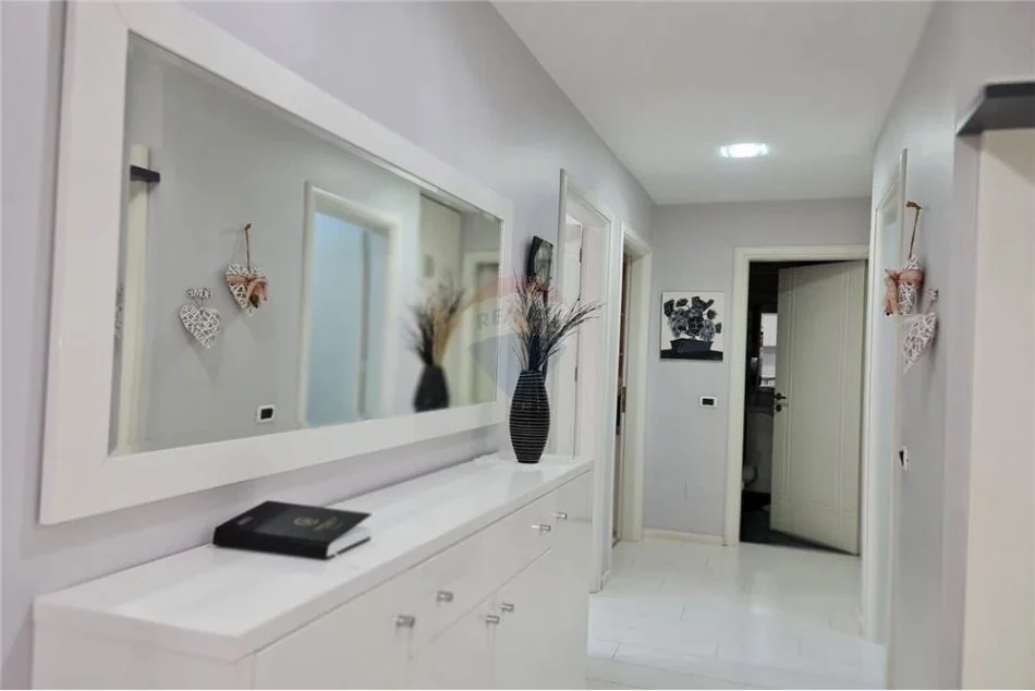 Tirane, jepet me qera apartament 2+1 , 750 € (Komuna e Parisit)