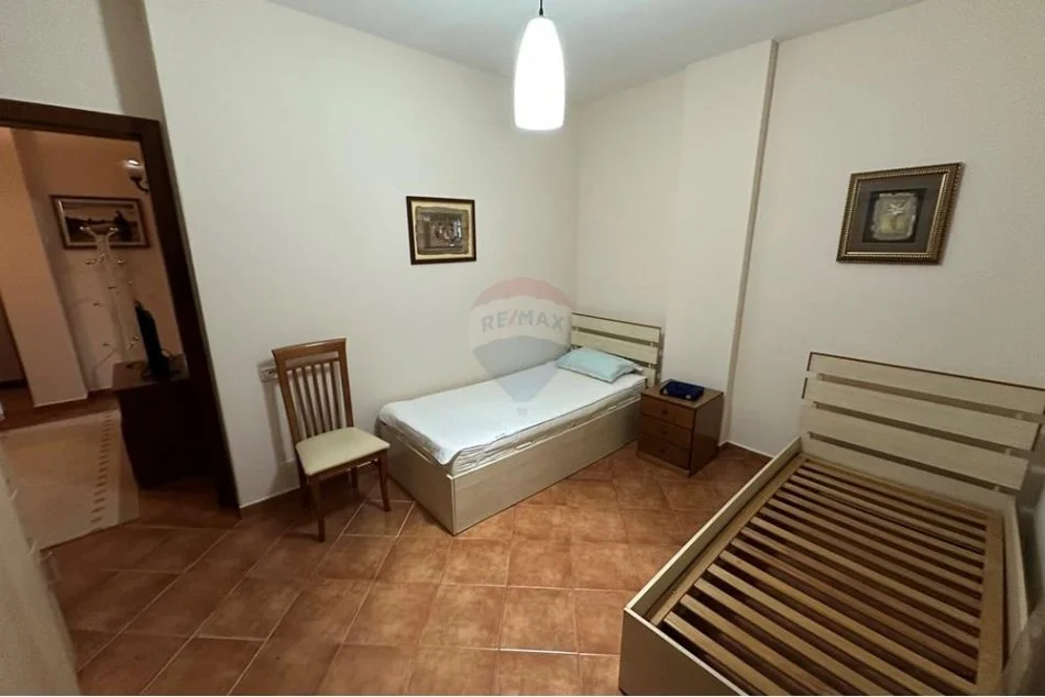 Tirane, jepet me qera apartament 2+1+Ballkon Kati 4, 105 m² 550 € (Rruga Ali Demi)