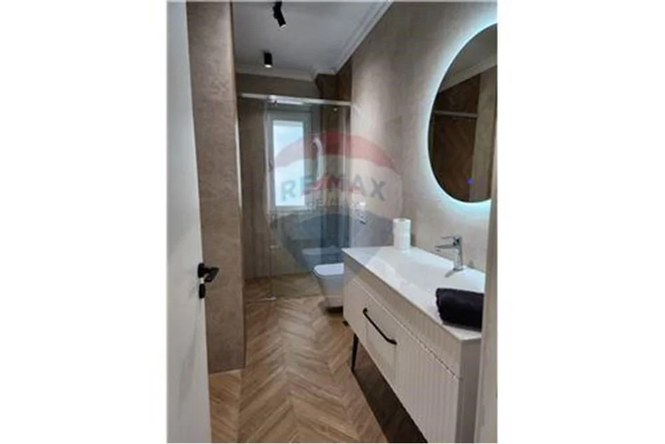 Tirane, jepet me qera apartament 2+1+Ballkon Kati 3, 900 € (Kristal)