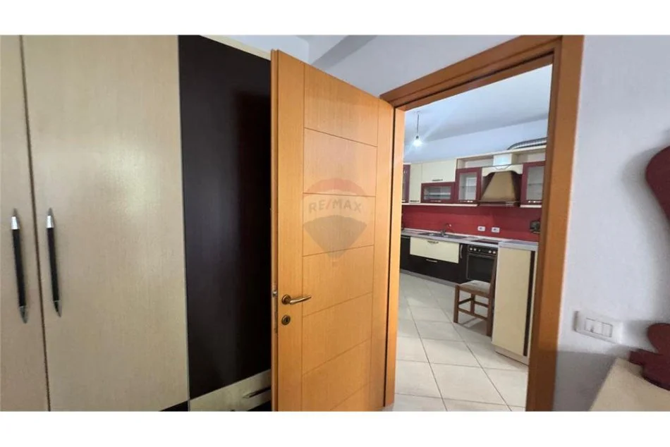 Tirane, jepet me qera apartament 1+1 Kati 1, 65 m² 300 € (Fresk)
