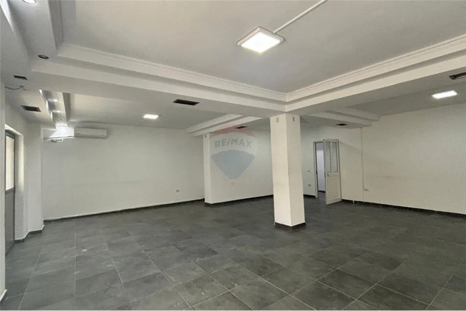 Tirane, jepet me qera zyre Kati 3, 150 m² 1200 € (MYSLYM SHYRI)