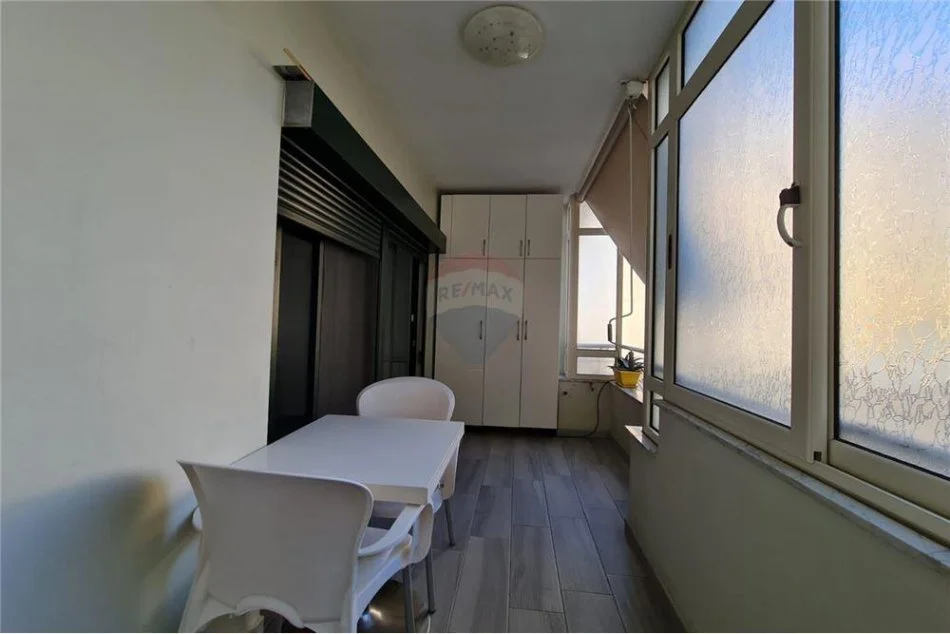 Tirane, jepet me qera apartament 2+1 , 750 € (Komuna e Parisit)