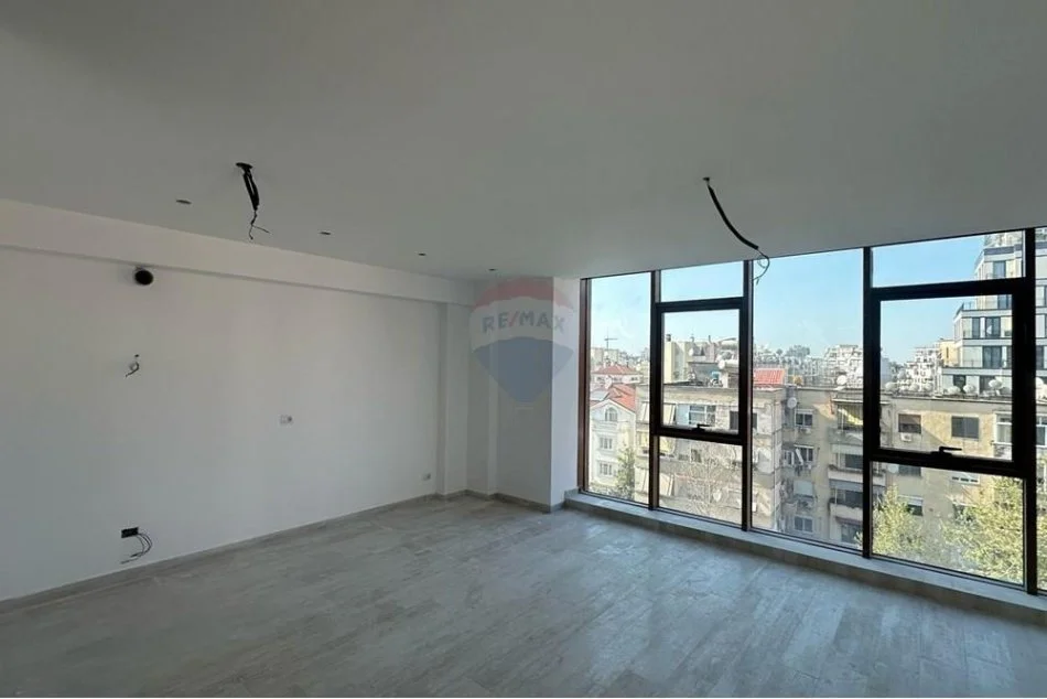 Tirane, jepet me qera ambjent biznesi Kati 5, 156 m² 2.800 € (Rr. e Kavajes)