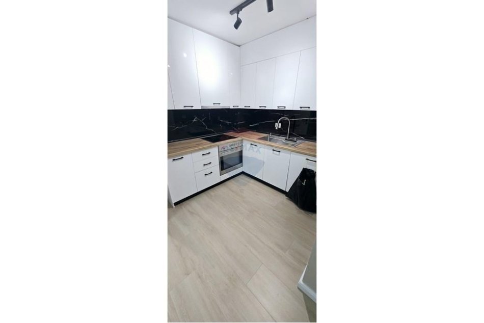 Tirane, jepet me qera apartament 3+1+Ballkon Kati 2, 135 m² 1.200 € (Rruga Mine Peza)