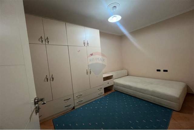 Tirane, jepet me qera apartament 2+1 Kati 4, 70 m² 550 Euro (Rruga e Kavajes)