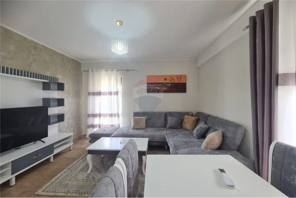 Tirane, jepet me qera 1+1 Kati 1, 59 m² 500 € (Xhamlliku)