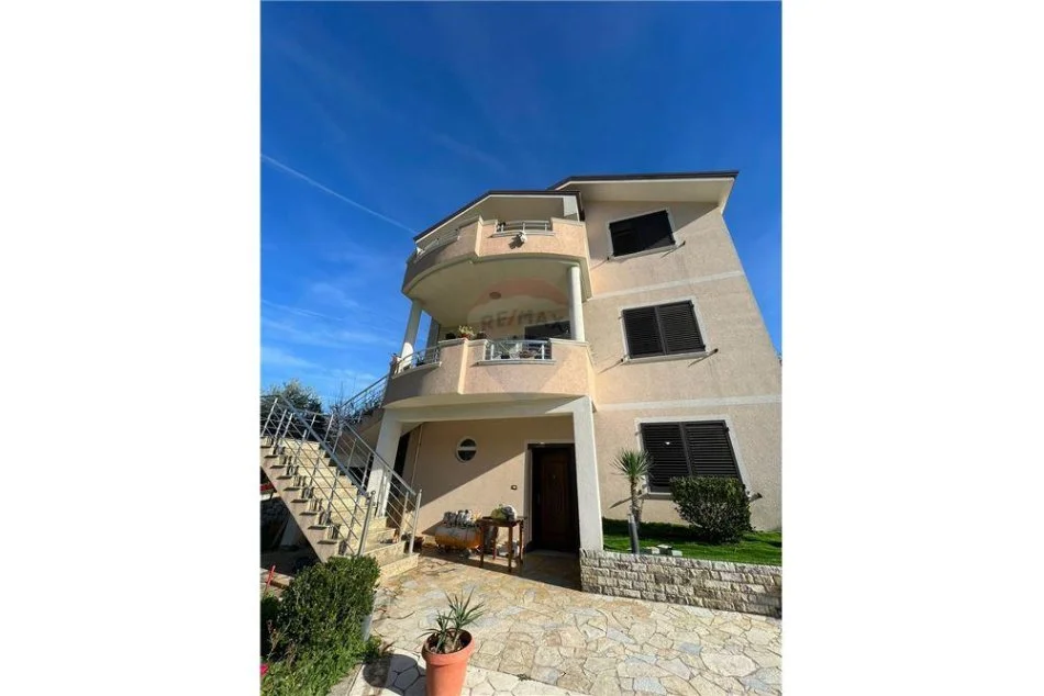 Tirane, shitet Vile , 321 m² 1.350.000 € (FARKE)