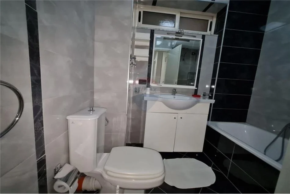 Tirane, jepet me qera apartament 2+1 , 750 € (Komuna e Parisit)