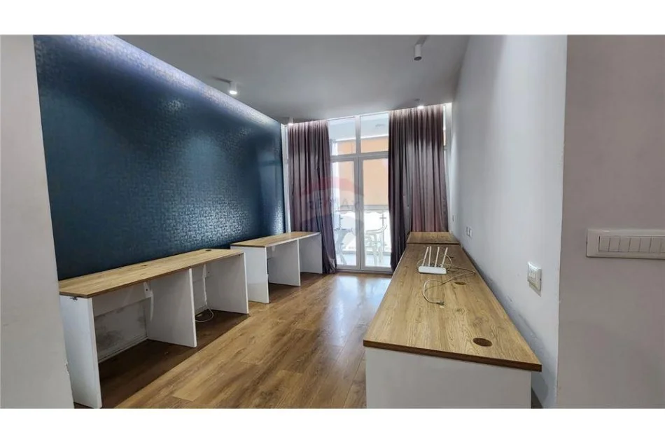 Tirane, jepet me qera zyre Kati 5, 100 m² 800 € (KOMUNA E PARISIT)