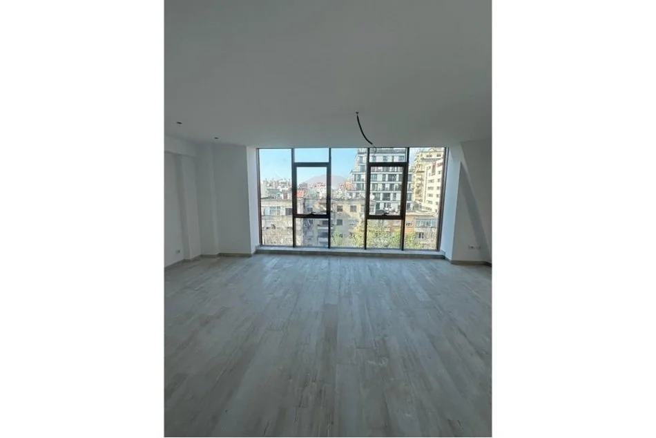 Tirane, jepet me qera ambjent biznesi Kati 5, 156 m² 2.800 € (Rr. e Kavajes)