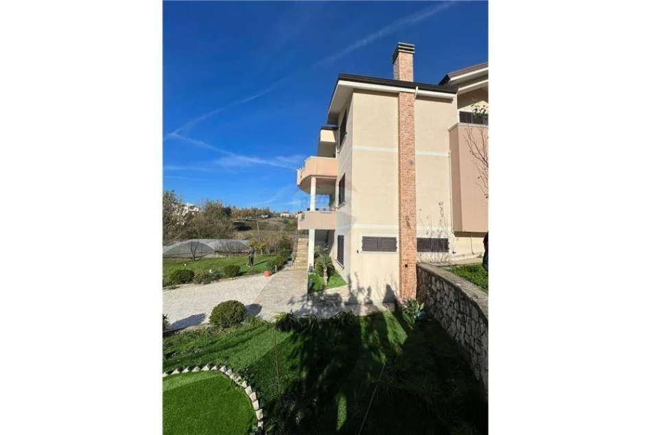 Tirane, shitet Vile , 321 m² 1.350.000 € (FARKE)