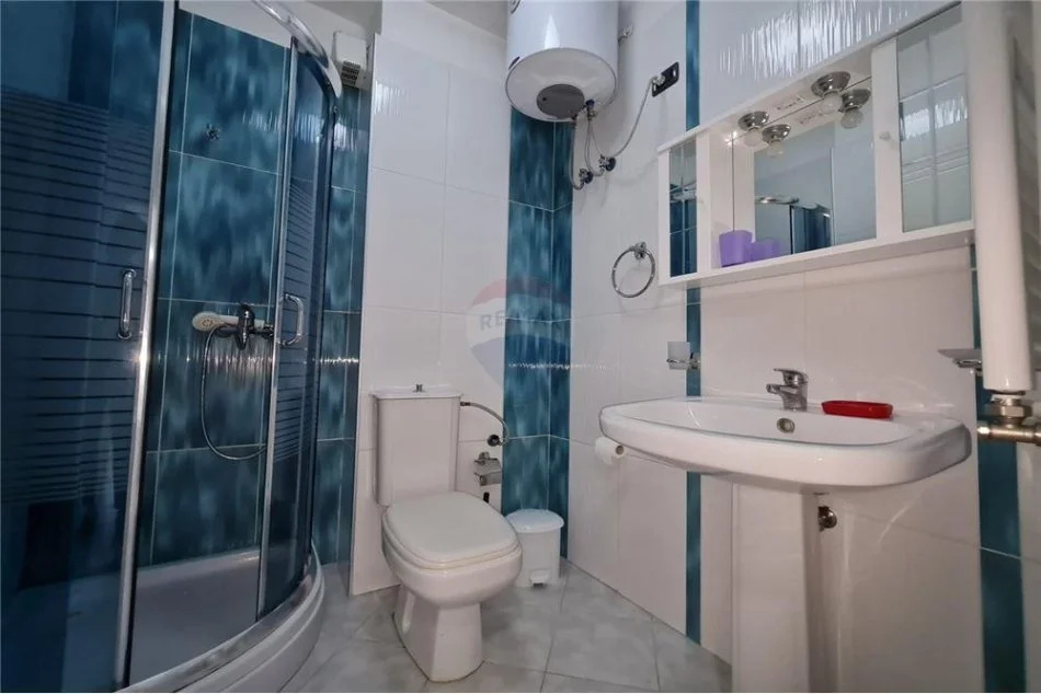 Tirane, jepet me qera apartament 2+1 , 750 € (Komuna e Parisit)