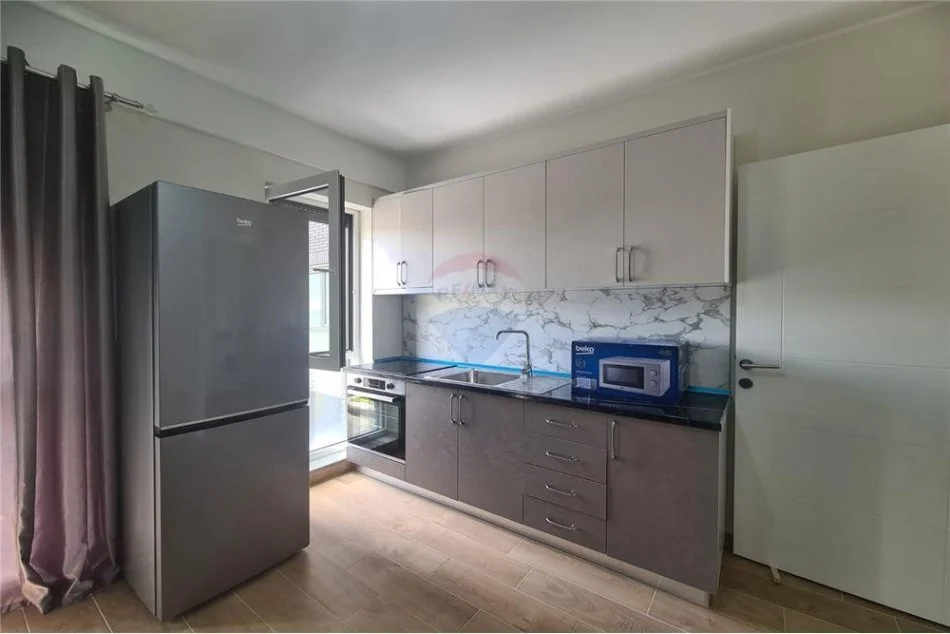 Tirane, jepet me qera 1+1 Kati 1, 59 m² 500 € (Xhamlliku)