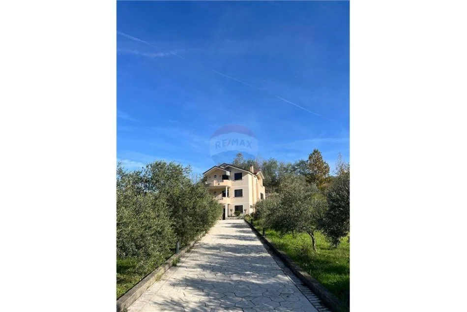 Tirane, shitet Vile , 321 m² 1.350.000 € (FARKE)