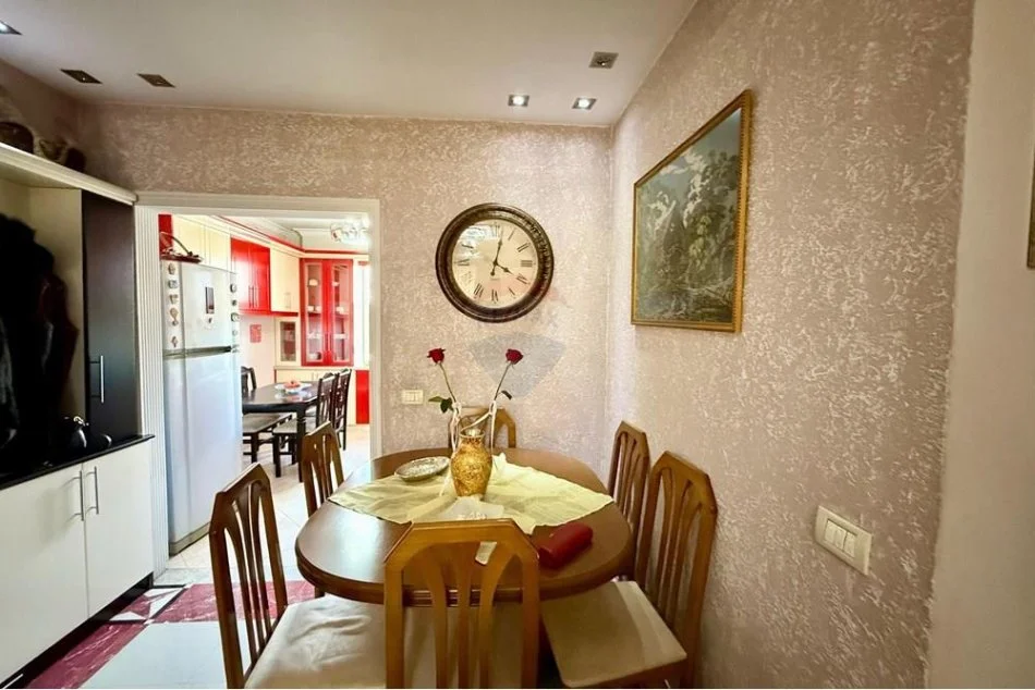 Tirane, jepet me qera apartament 2+1+Ballkon Kati 3, 95 m² 550 € (Rruga Irfan Tomini)