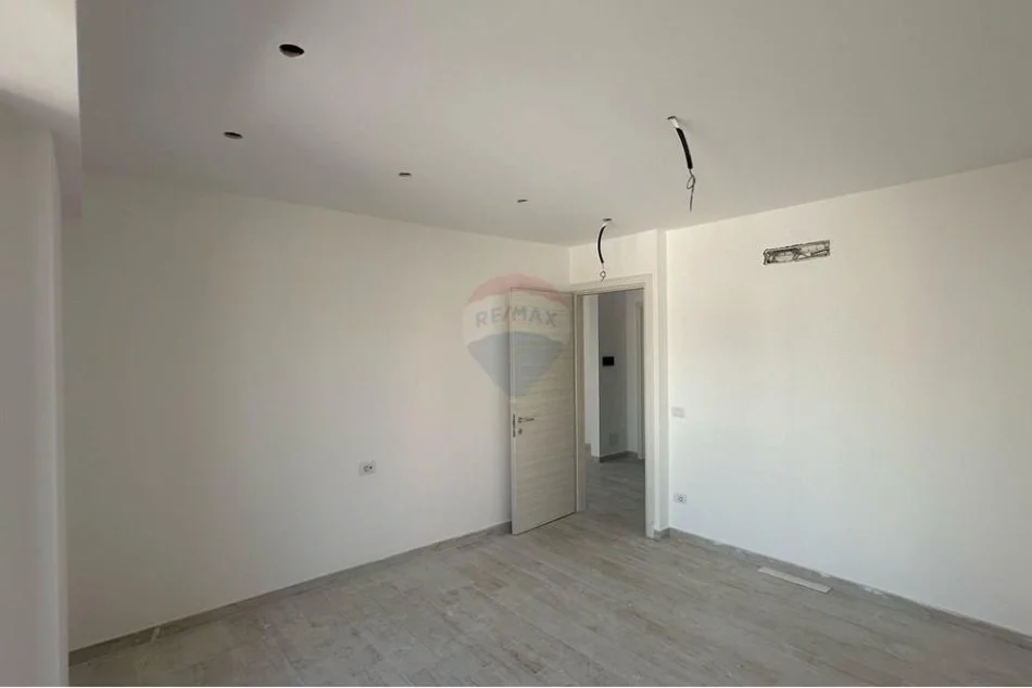 Tirane, jepet me qera ambjent biznesi Kati 5, 156 m² 2.800 € (Rr. e Kavajes)