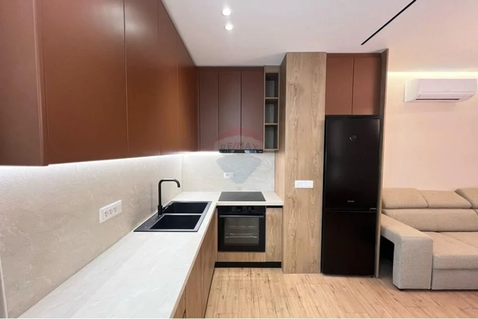 Tirane, jepet me qera apartament 1+1+Ballkon Kati 4, 70 m² 700 € (21 DHJETORI)