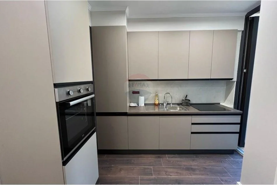 Tirane, jepet me qera apartament 1+1+Aneks+Ballkon Kati 9, 75 m² 900 € (Rruga Faik Konica)
