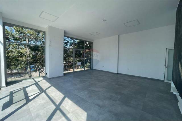 Tirane, jepet me qera ambjent biznesi Kati 2, 53 m² 250 Euro (Bulevardi Blu)