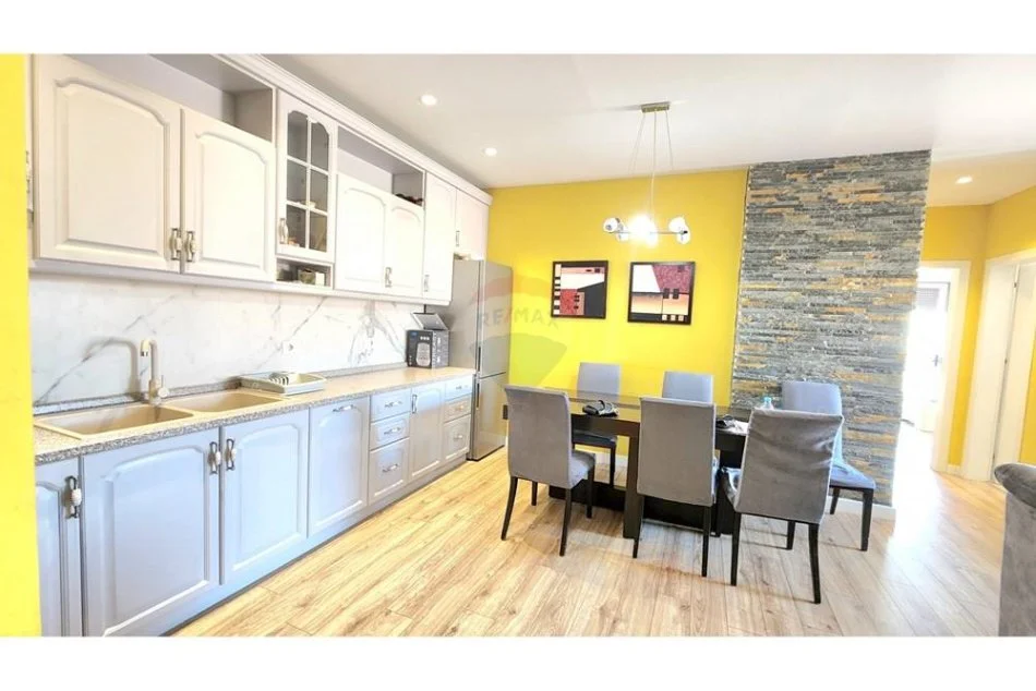 Tirane, shitet 3+1 Kati 10, 133 m² 295.000 € (Shitet apartament 3+1+2 tek Rruga e Kosovareve)