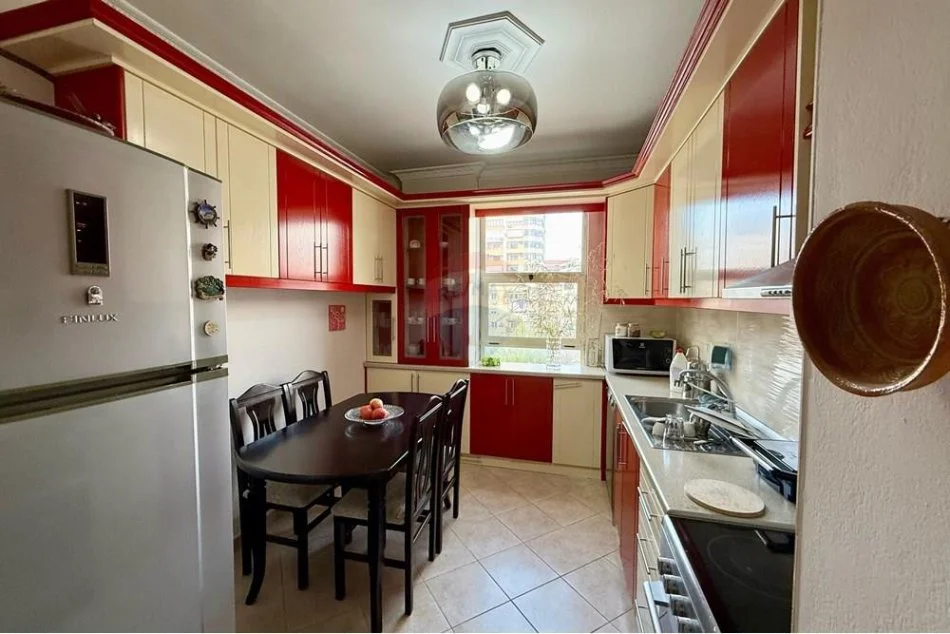 Tirane, jepet me qera apartament 2+1+Ballkon Kati 3, 95 m² 550 € (Rruga Irfan Tomini)