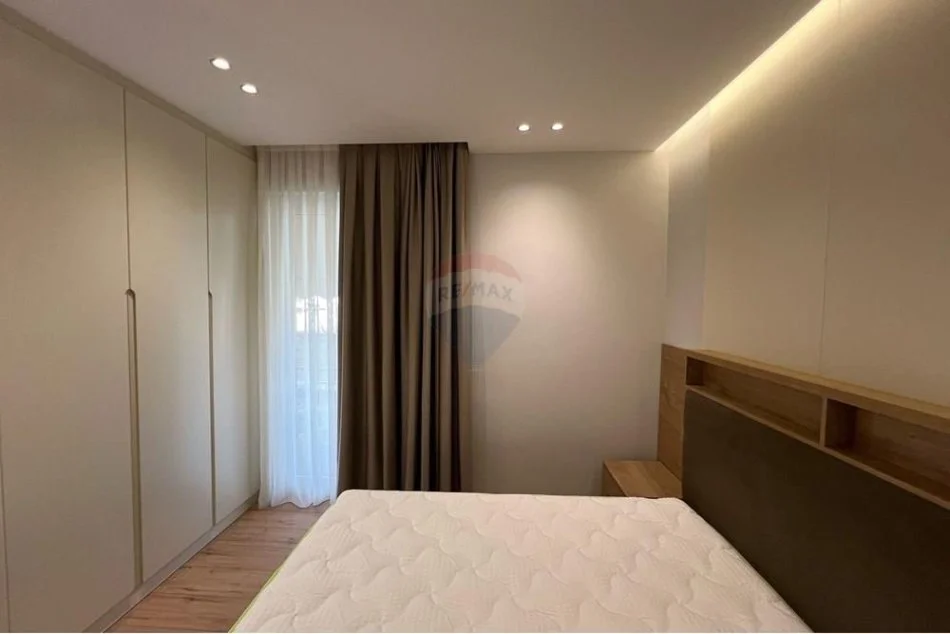 Tirane, jepet me qera apartament 1+1+Ballkon Kati 4, 70 m² 700 € (21 DHJETORI)