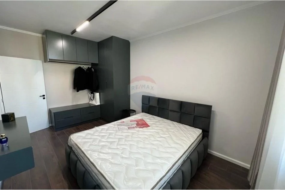 Tirane, jepet me qera apartament 1+1+Aneks+Ballkon Kati 9, 75 m² 900 € (Rruga Faik Konica)