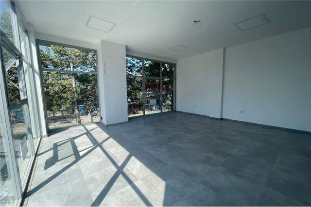 Tirane, jepet me qera ambjent biznesi Kati 2, 53 m² 250 Euro (Bulevardi Blu)