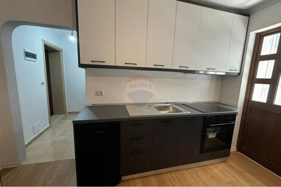 Tirane, jepet me qera apartament 1+1 Kati 2, 35 m² 450 € (Garsionere per qera prane Rruges se Kosovareve)