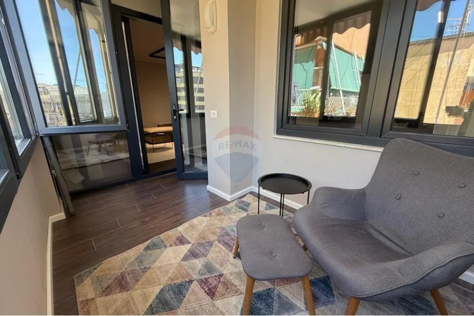 Tirane, jepet me qera apartament 1+1+Aneks+Ballkon Kati 9, 75 m² 900 € (Rruga Faik Konica)