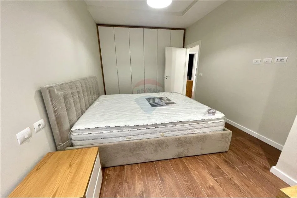 Tirane, jepet me qera apartament 1+1+Aneks+Ballkon Kati 5, 85 m² 800 € (21 dhjetori)