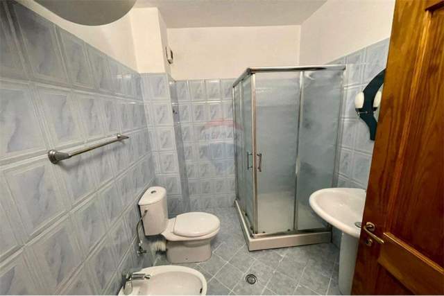 Tirane, jepet me qera apartament 2+1 Kati 2, 117 m² 350 Euro (Kopshti Zoologjik)