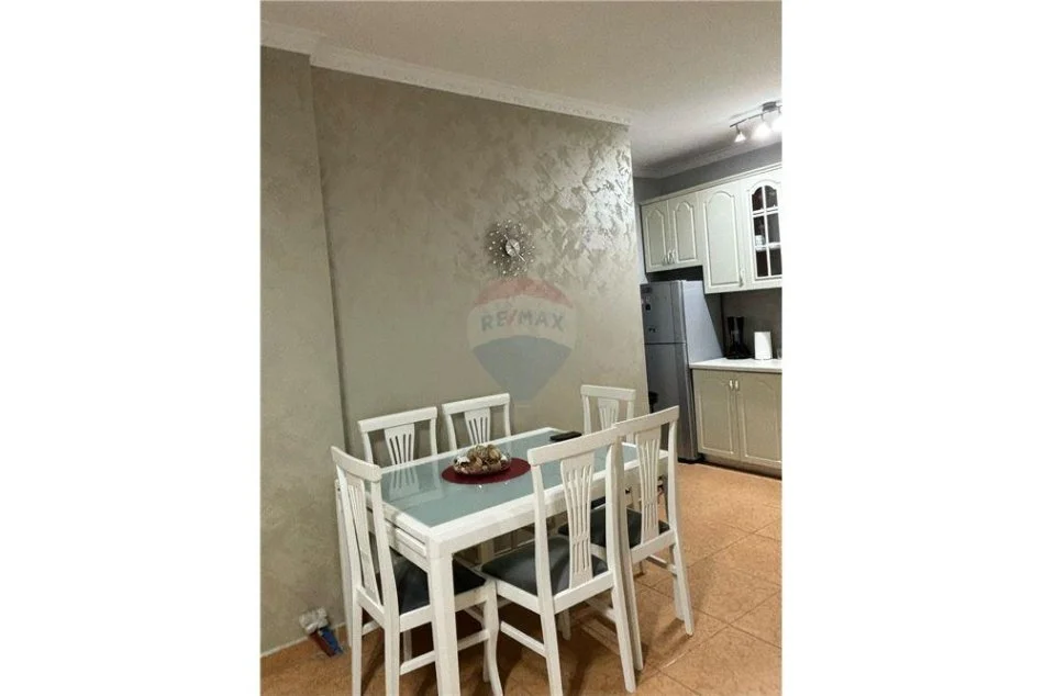 Tirane, jepet me qera apartament 2+1, , 78 m² 550 € (fusha e aviacionit)