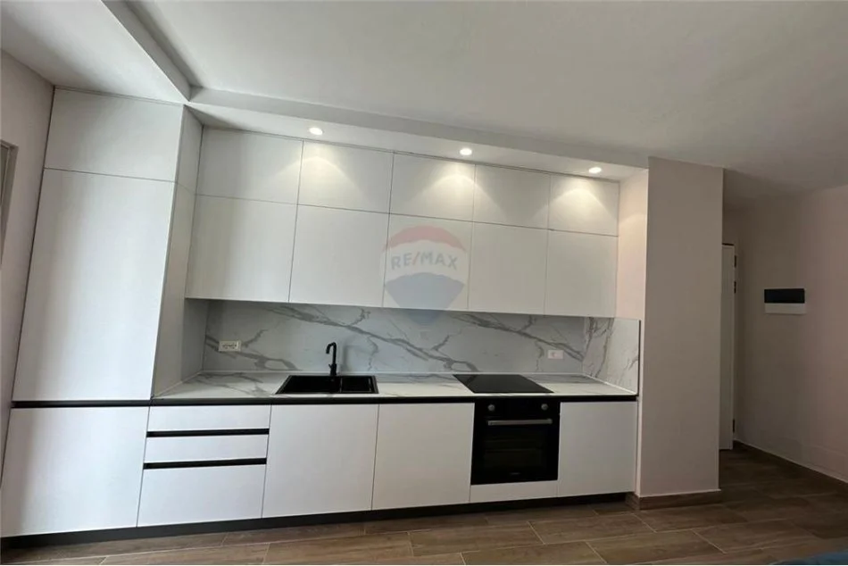 Tirane, jepet me qera apartament 1+1 Kati 3, 74 m² 650 € (RRuga kavajes)